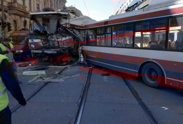 Troli és villamos ütközött Brünnben – Több tucatnyi sérült
