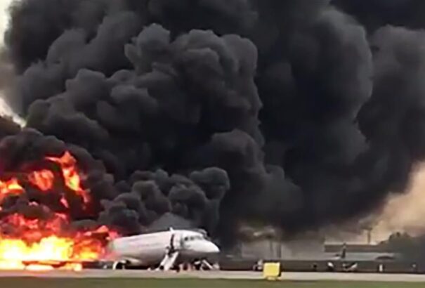 Orosz repülőgép szerencsétlenség: A légikísérőnek kellett kidobnia az utasokat a lángoló gépből