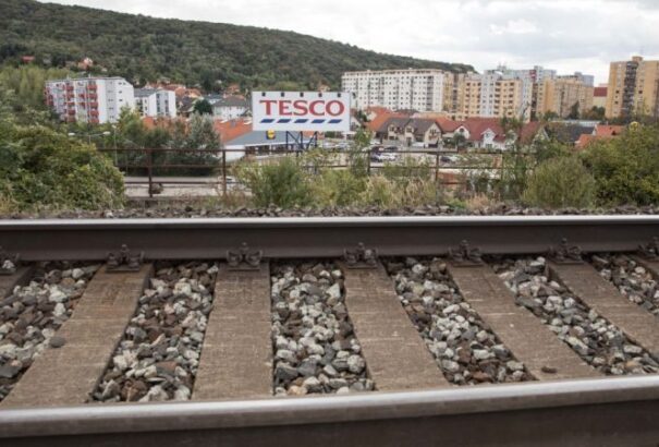 Anyát és lányát gázolta el a vonat Dévényújfalunál. Az 5 éves kislány meghalt