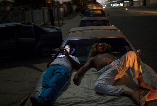 Olajválság van Venezuelában: Katonák ellenőrzik a benzinkutakat, kilométeres sorok alakultak ki