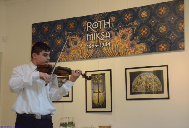 Megszínesített napfény – Róth Miksa üvegablak és mozaikkiállítás nyílt Losoncon