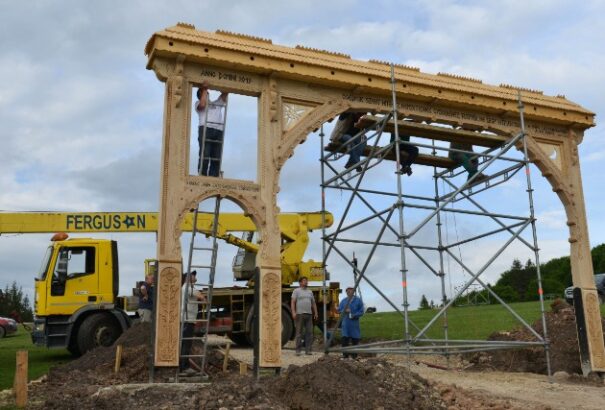 Ferenc pápa óriási székely kapun át érkezik, és arany rózsát hoz Csíksomlyóra