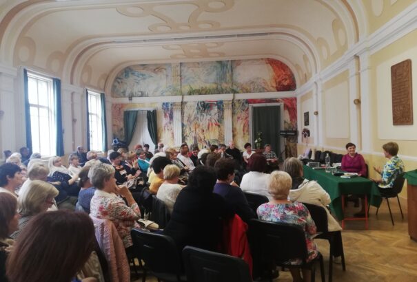 Túlélőshow a javából – A Selye János Gimnázium dísztermében mutatták be Buday Mária könyvét