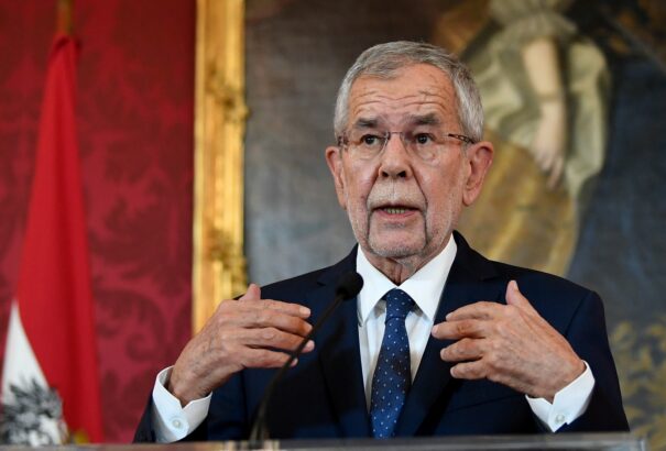 Osztrák államfő: Bocsánatot kérek azért a képért, amelyet a politika magáról kialakított