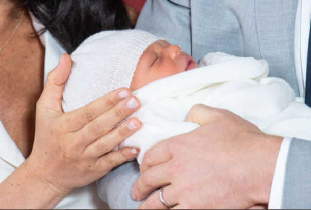 Megérkeztek az első fotók Meghan Markle és Harry herceg kisfiáról