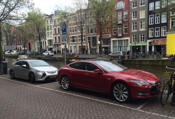 Amszterdam 2030-ig kitiltja a hagyományos autókat