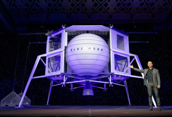 A világ leggazdagabb embere megmutatta űrhajóját. Pár éven belül Holdra szállna