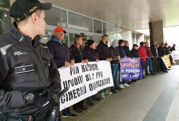 Újabb gazdamegmozdulás: Élőlánccal zárták le a mezőgazdasági minisztérium épületét