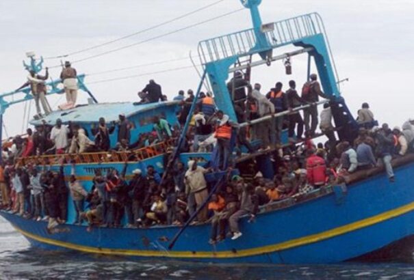 Nagy összegű pénzbüntetéssel sújtaná a migránsokat mentőket az olasz belügyminiszter