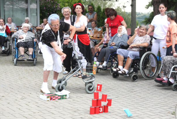 Jól meg lehet élni a nyugdíjasokból – egyre nagyobb és jövedelmezőbb ágazattá válik az „ezüstgazdaság”