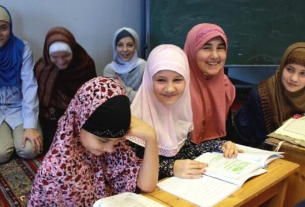 Betiltják Ausztriában a fejkendő viselését az általános iskolákban