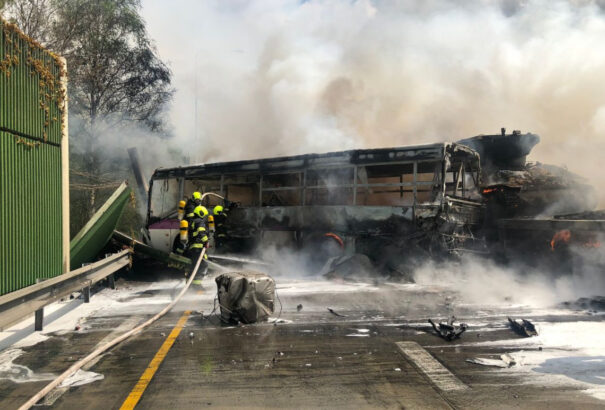 Rabszállító autóbusz és történelmi tankokat szállító teherautó ütközött Prágánál