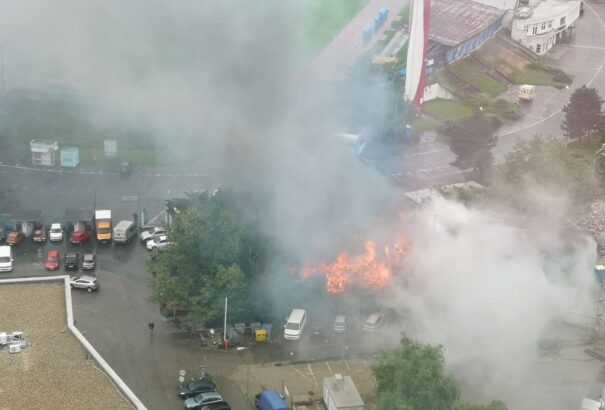 Kigyulladt egy épület a a pozsonyi Polus mellett