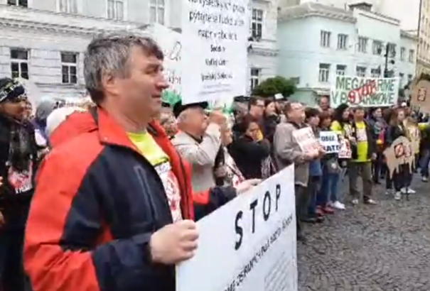 Dán giga-sertéstelep: A Környezetvédelmi Minisztérium előtt tüntetnek a tótmegyeriek – Videó, képek