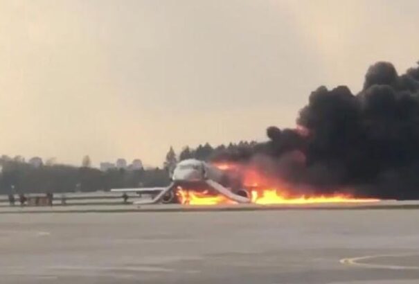 Kigyulladt a gép, kényszerleszállást hajtott végre egy utasszállító Moszkvában