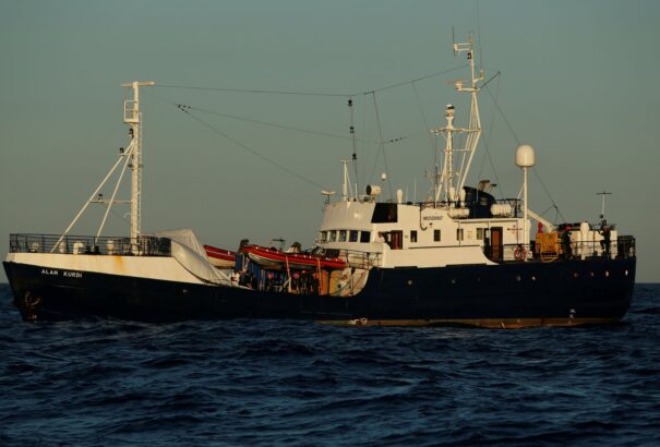 Egy olasz hadihajó migránsokat mentett Líbia partjainál, Salvini megtagadta az olaszországi kikötést