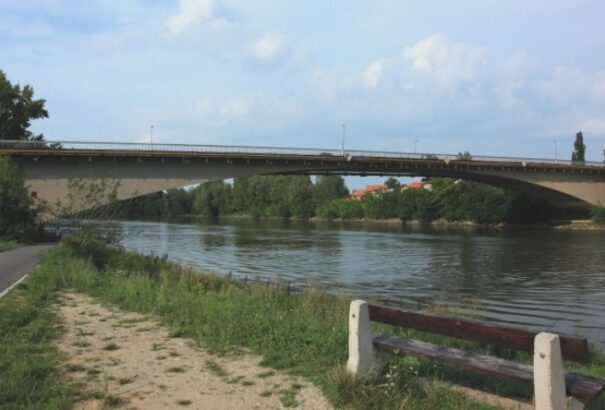 Tehermentesíteni kellene a komáromi Vág-hidat, nagyon rossz állapotban van