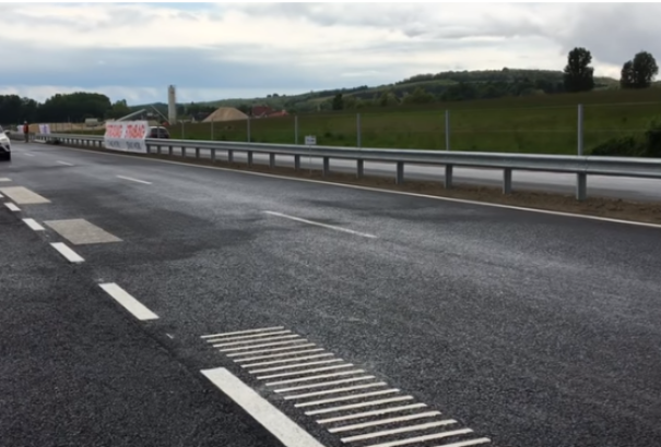 Így játssza le a Republic 67-es úton című slágerét a 67-es főút (videó)