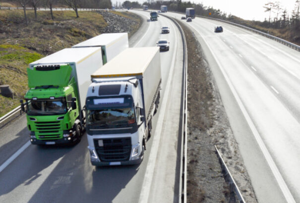 Akciófilmbe illő jelenet: Elszabadult egy negyven tonnás kamion az autópályán