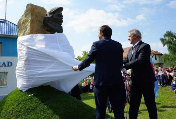 Vasárnap leleplezték Štúr párkányi szobrát
