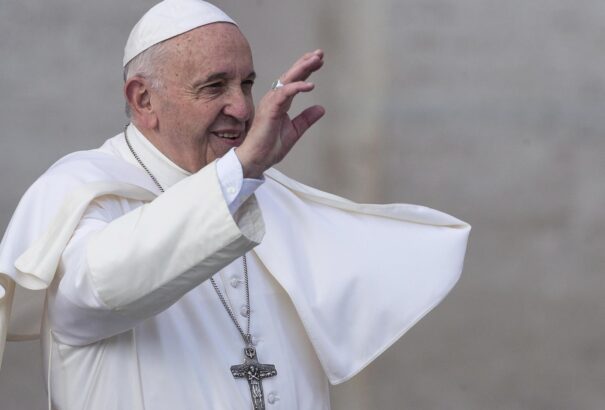 Szakadó esőben várják a csíksomlyói hegynyeregben a pápa érkezését