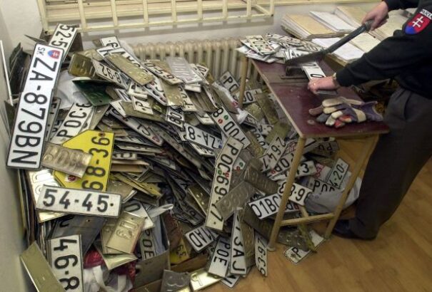 Jó biznisz a rendszámtábla-gyártás. Az állam teljesen kiszolgáltatja magát a méregdrága beszállítónak