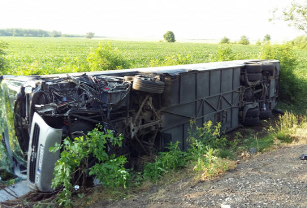Személyautóval ütközött egy szlovák rendszámú autóbusz Magyarországon