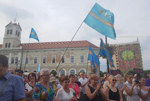 Úzvölgyi katonatemető – Több százan tüntettek Sepsiszentgyörgyön a kegyeletsértés ellen