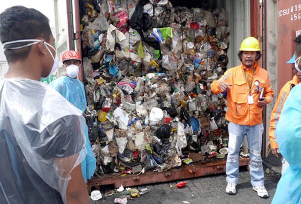 Megérkezett Kanadába a szemetet szállító konténerhajó