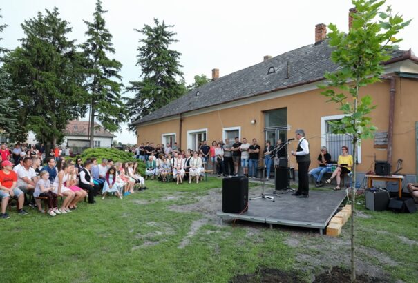 „Az elmúlt 99 év nemzetből néppé, lakosokká silányított bennünket!”