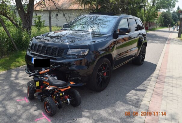 Quadot vezetett a hétéves gyerek – összeütközött egy Jeep-pel Barsfüssön