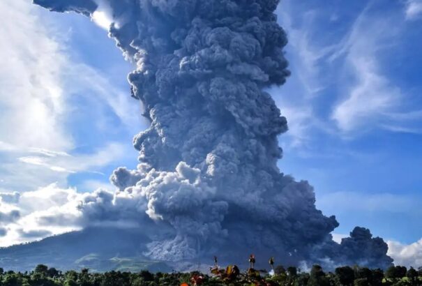 Kitört a Sinabung vulkán, hatalmas pánikot keltett a 8 kilométeres hamuoszlop (Videó)