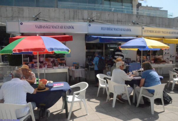 Sétálva az Ünnepi Könyvhét sátrai között