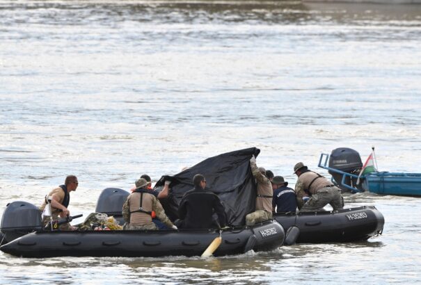 Felszínre hoztak egy holttestet a Hableány roncsától