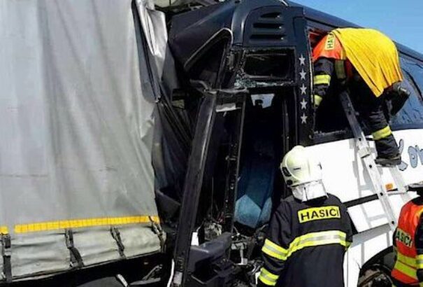 Súlyos baleset Csehországban: Egy gyerekekkel teli busz ütközött tehergépkocsival