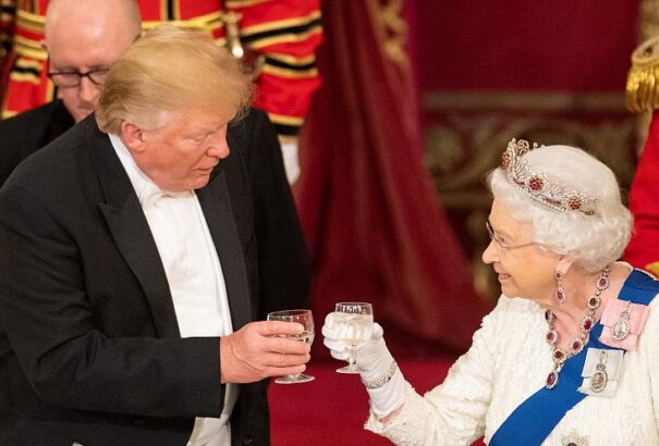 Pompás királyi fogadtatás és tüntetés várta Trumpot Nagy-Britanniában