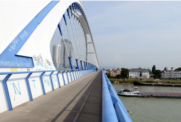 A pozsonyi Apollo híd pillérének ütközött egy csónak két személlyel a fedélzetén