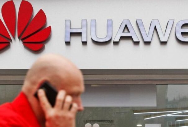 Bloomberg: a Huawei több alkalmazottja részt vett a kínai haderő fejlesztési projektjeiben