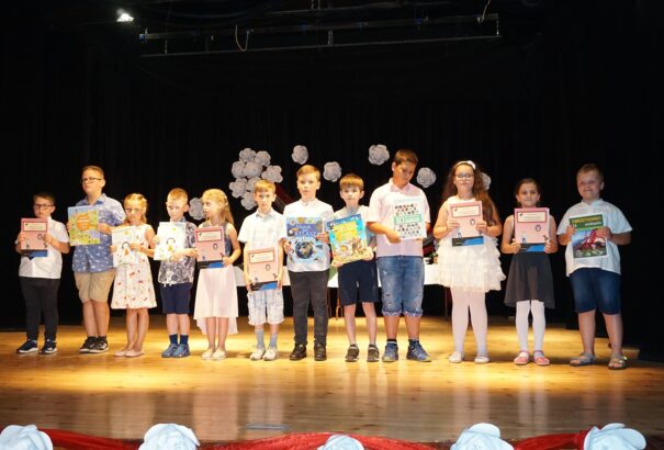 A tanulmányi- és sportversenyeken kimagasló diákokat díjazták Lakszakállason