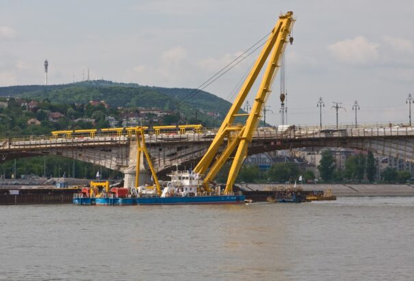 Budapestre tart a Clark Ádám úszódaru