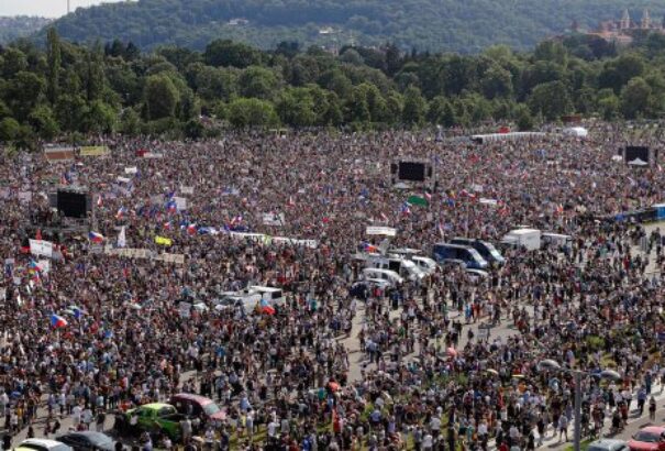 250 ezren vonultak utcára Andrej Babiš lemondását követelve Csehországban