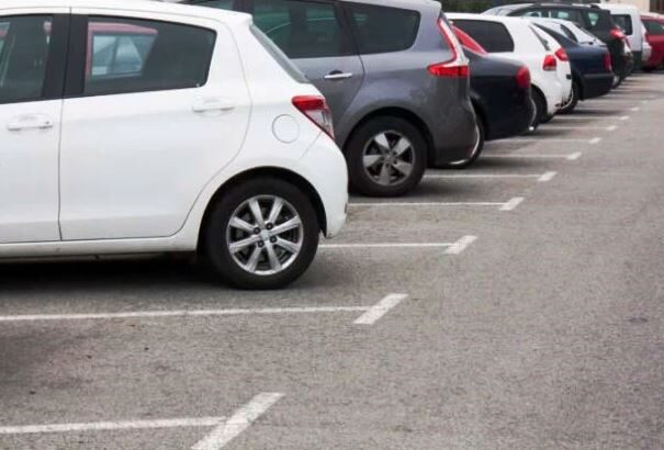 Drágul a parkolás Komáromban – de több lesz a parkolóhely is