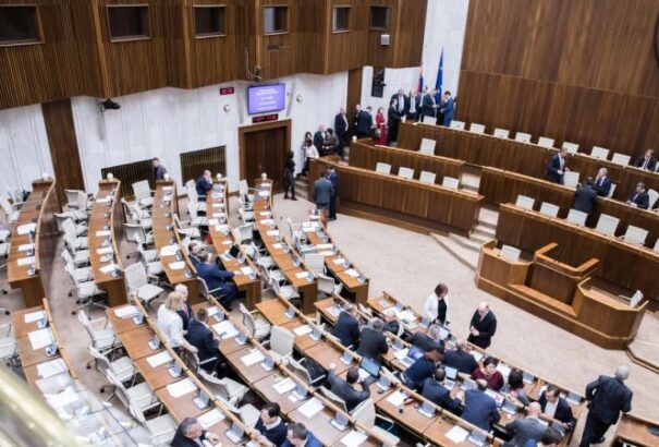 Nem csak a diákok, a parlamenti képviselők is megkezdték a nyári szünetet