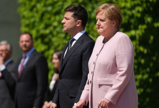 Merkel rosszul lett a tűző napon, amikor Zelenszkijt fogadta (videó)