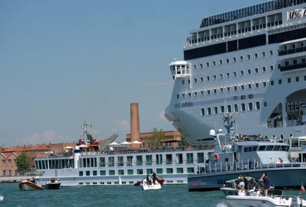 Egy luxushajó és egy turistahajó ütközött Velencében (videó)