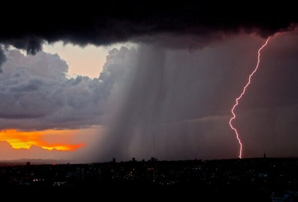 Riasztást adtak ki a meteorológusok – országszerte viharokra, jégesőre kell számítani