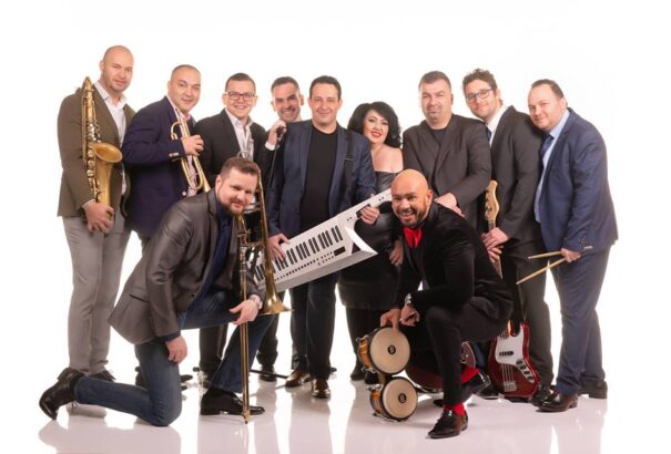 „A színpadon ott kell hagynod a szívedet, lelkedet, mindenedet…” – interjú a Fortissimo énekesnőjével, Deni Sándorral