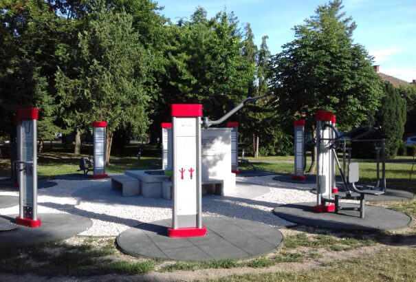 Kültéri edzőgépek a szépemlékű focipálya helyszínén Komáromban