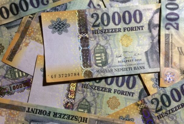 Egy 17 éves fiatal több mint egymillió forintot lopott el a barátja szüleitől Komáromban