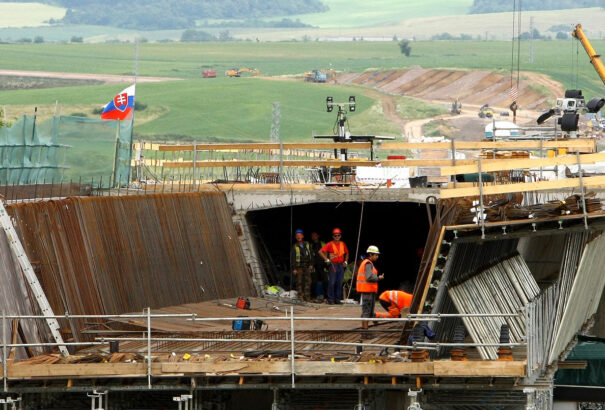 Visszafizettetnék az uniós forrásokat Szlovákiával: két oligarcha-hátterű cég a tiltás ellenére is bizniszelt az állammal